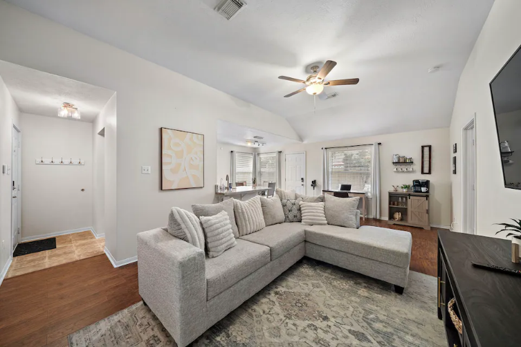 Tomball - 5 Guests, 3 Bedroom, 2 Bath