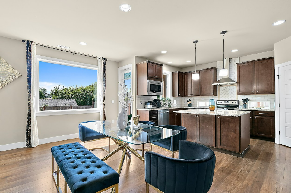 Puyallup - 8 Guests, 4 Bedroom, 2.5 Bathroom
