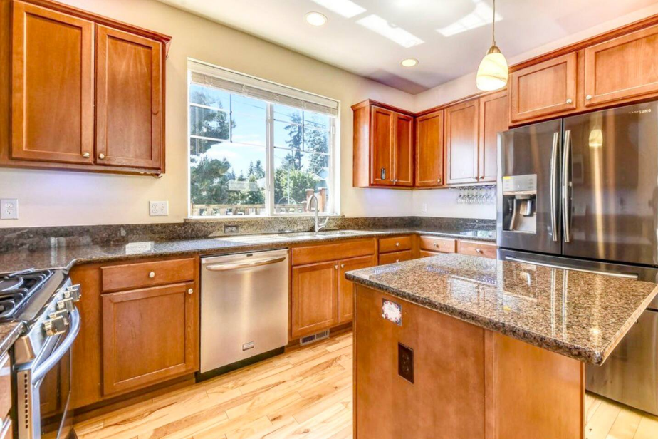 Everett - 7 Guests, 3 Bedroom, 2.5 Bathroom