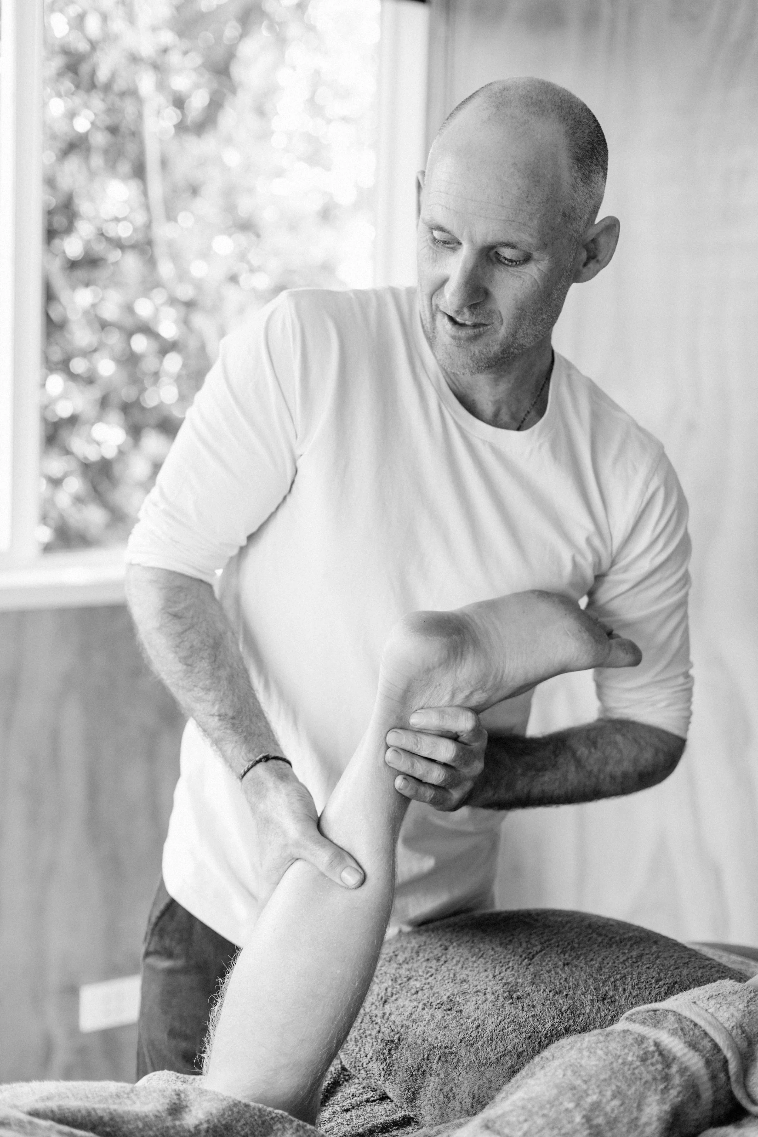 mike jewell massaging a client in raglan