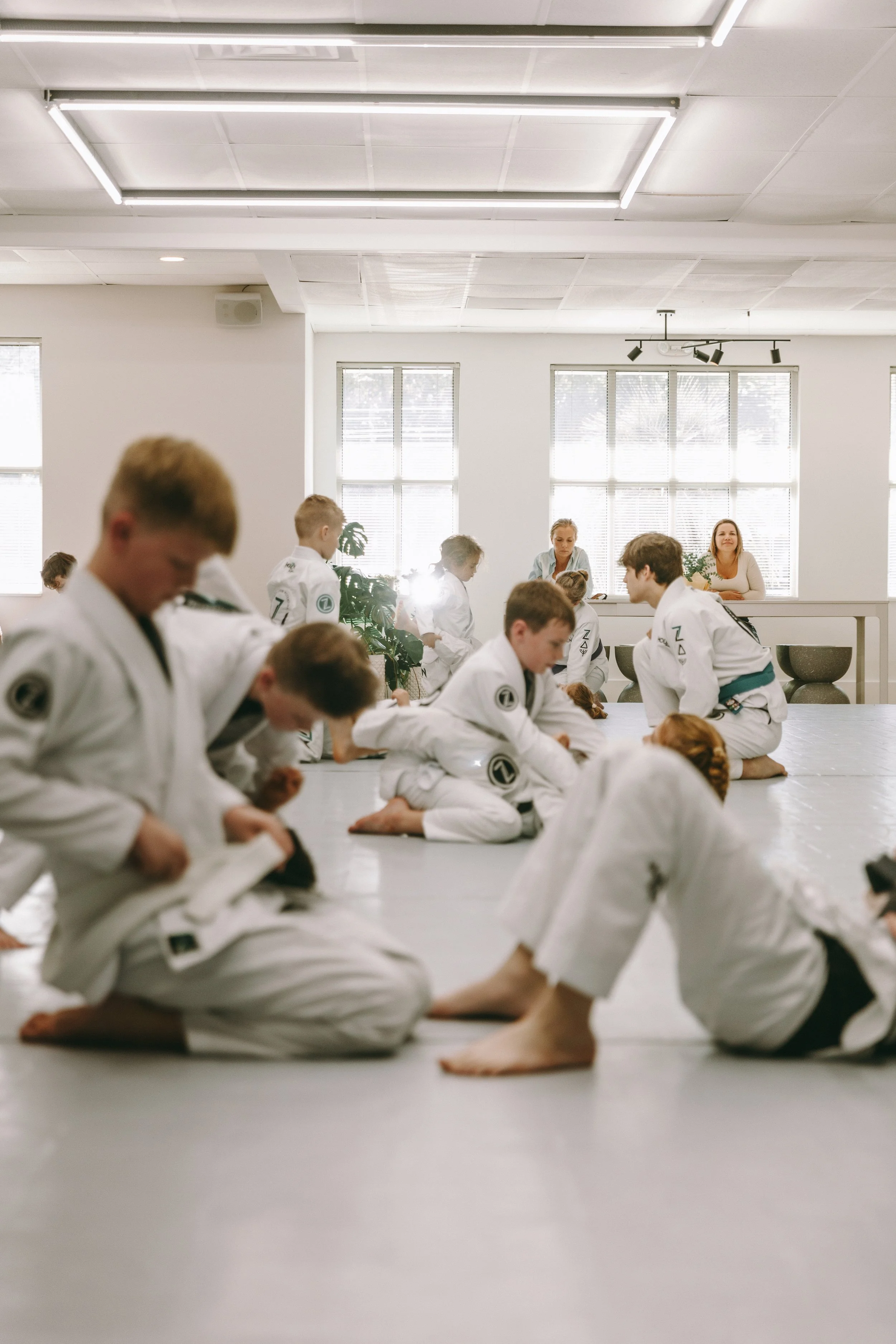 Kids jiu-jitsu class sparring on the mats at Houzn Jiu Jitsu Academy in Mount Pleasant, SC.