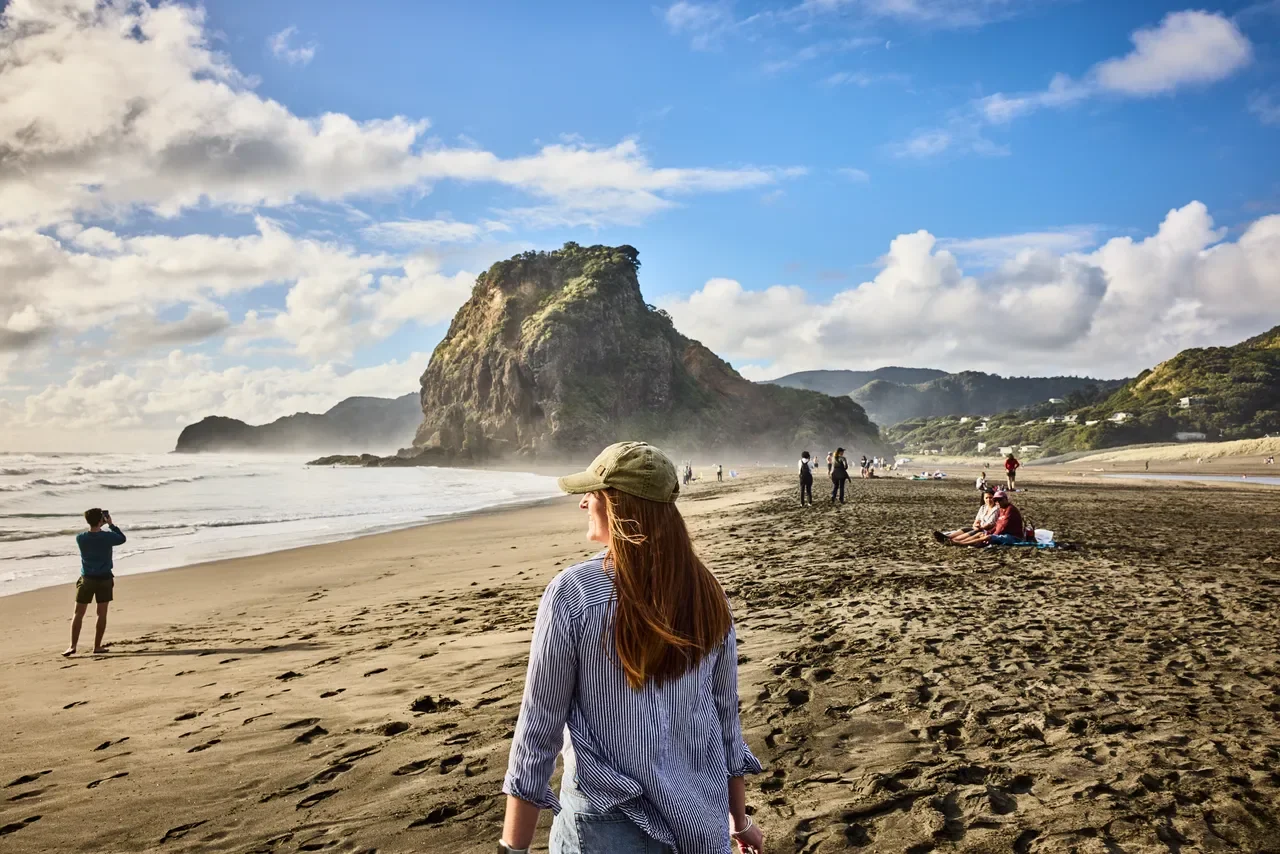 670680-couple-enjoying-sunset-at-piha-beach-web-optimised-1280px-jpg-or-png-or-webp.webp