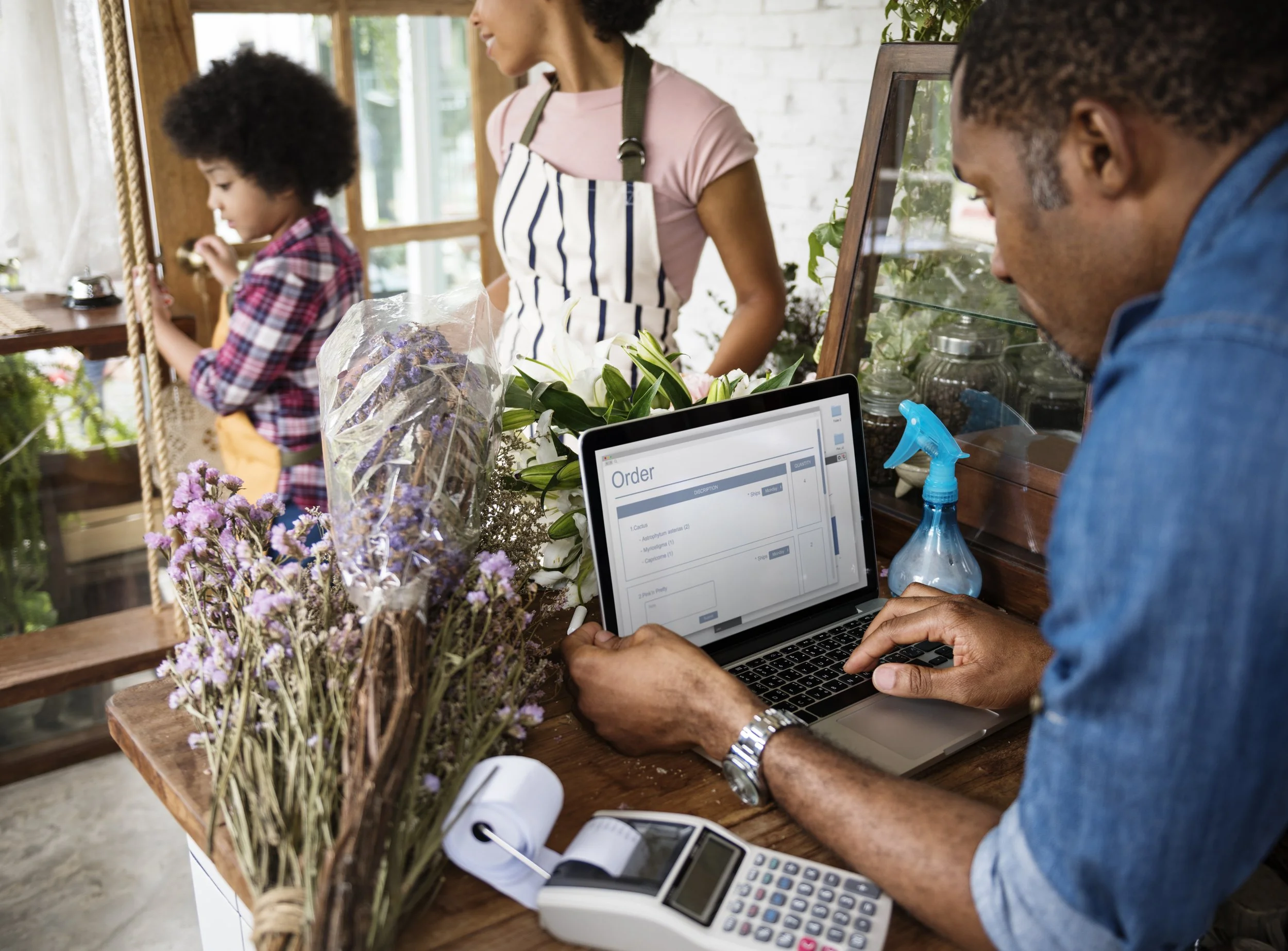 family-working-together-with-small-business-flower-2022-12-15-23-23-46-utc.jpg