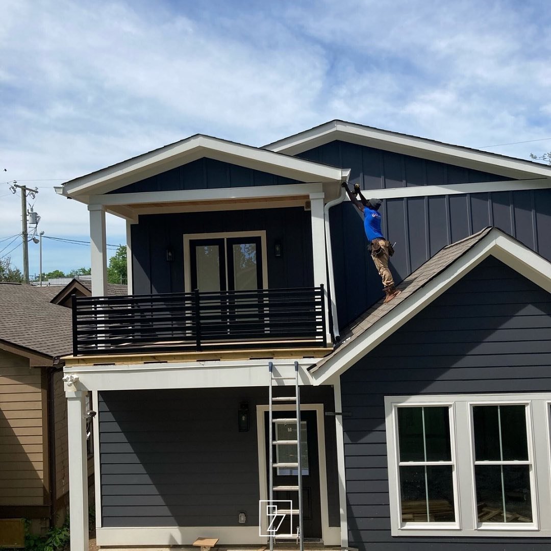 Happy Monday! Our team is out there conquering the start-of-the-week blues by installing gutters on this custom build. Because what better way to kick off the week than with a little ladder climbing and gutter wrangling? 

Start your week right by ta