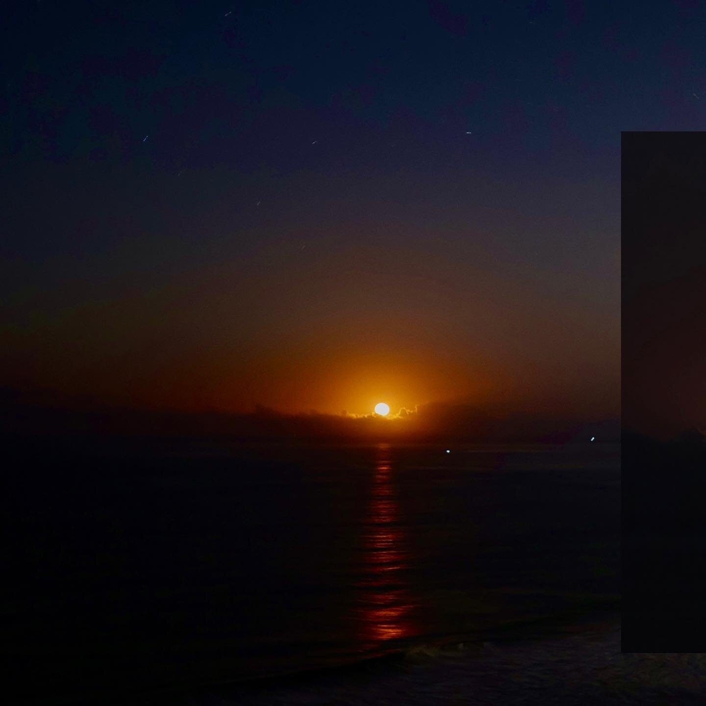 A full moon setting at 5am, captured from home.

Camera: @canonusa EOS R50
Lens: @canonusa RF 24mm &amp; 100-400mm
Aperture: f/1.8
ISO: 250
Shutter: 1.0&rsquo;s

#sanclemente #sanclementelife  #sanclementebeach #ocean #westcoast #california #fullmoon