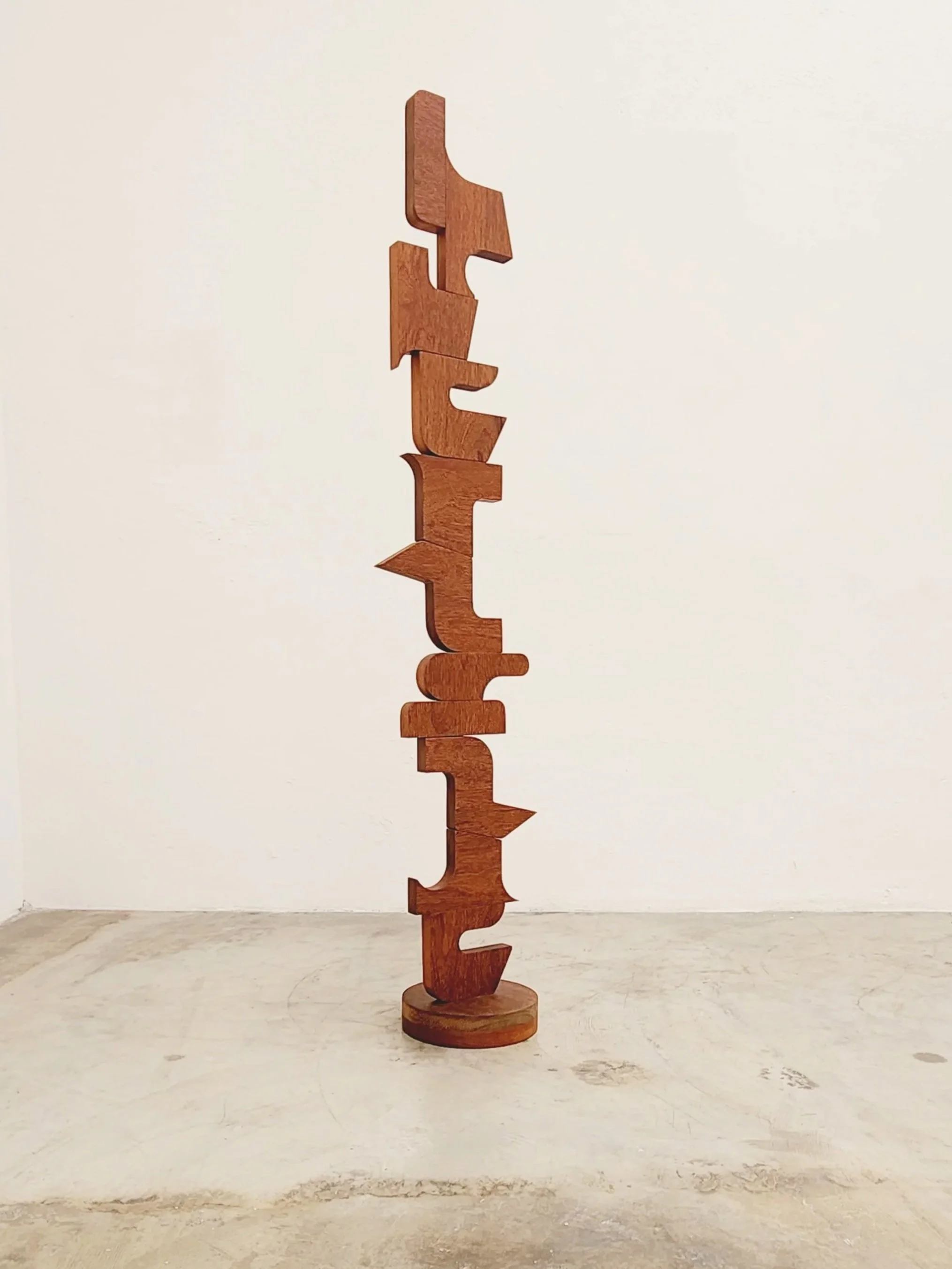 Amado, 2023 | Madeira sucupira	| 192 x 33 x 31 cm