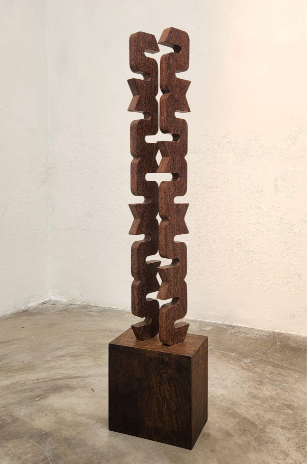 Achegado, 2023 | Madeira sucupira | 128 x 28 x 18 cm	