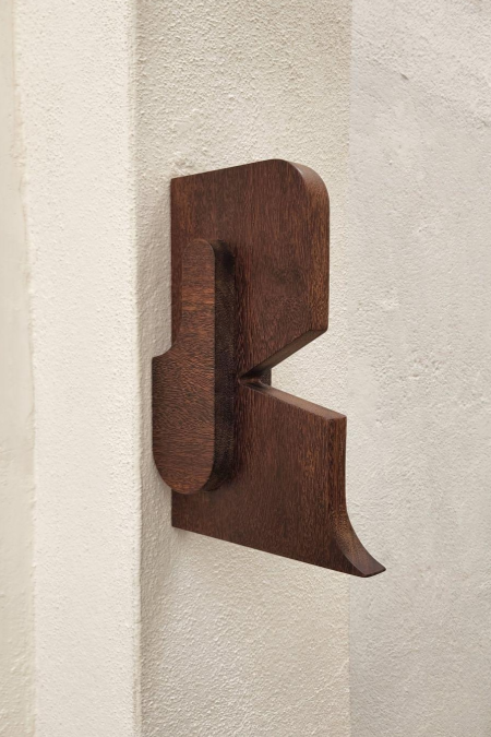 Aconchegado B, 2023 | Madeira sucupira | 40 x 27 x 9 cm	