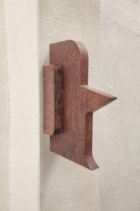 Aconchegado A, 2023 | Madeira sucupira | 	40 x 30 x 9 cm	