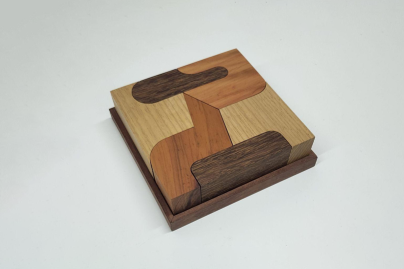 Atracado, 2023 | Madeira sucupira, peroba rosa e tauari | 21,5 x 21,5 x 6 cm