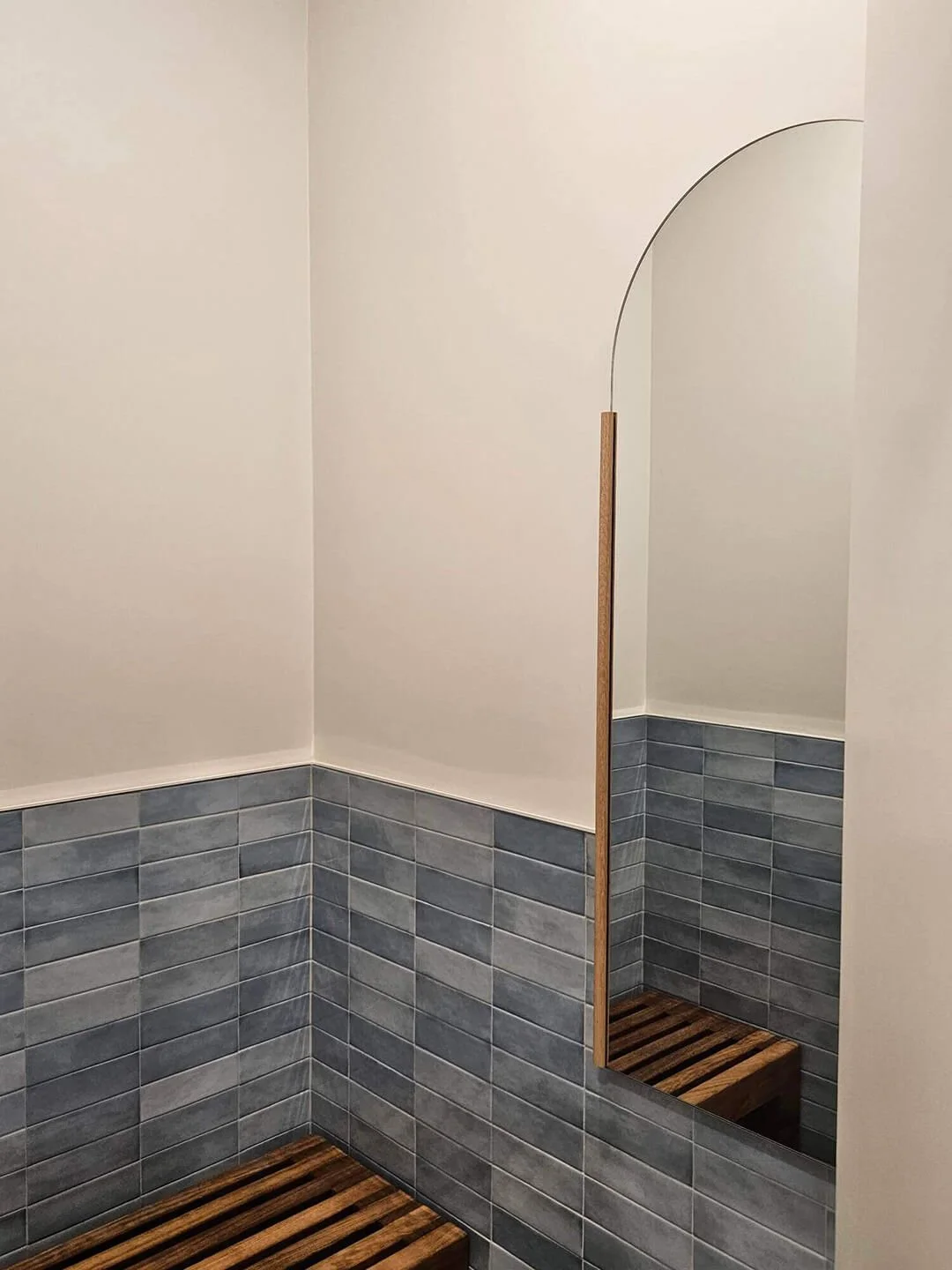 Bathroom design with soft curves and tiled textures, evoking calm and simplicity.