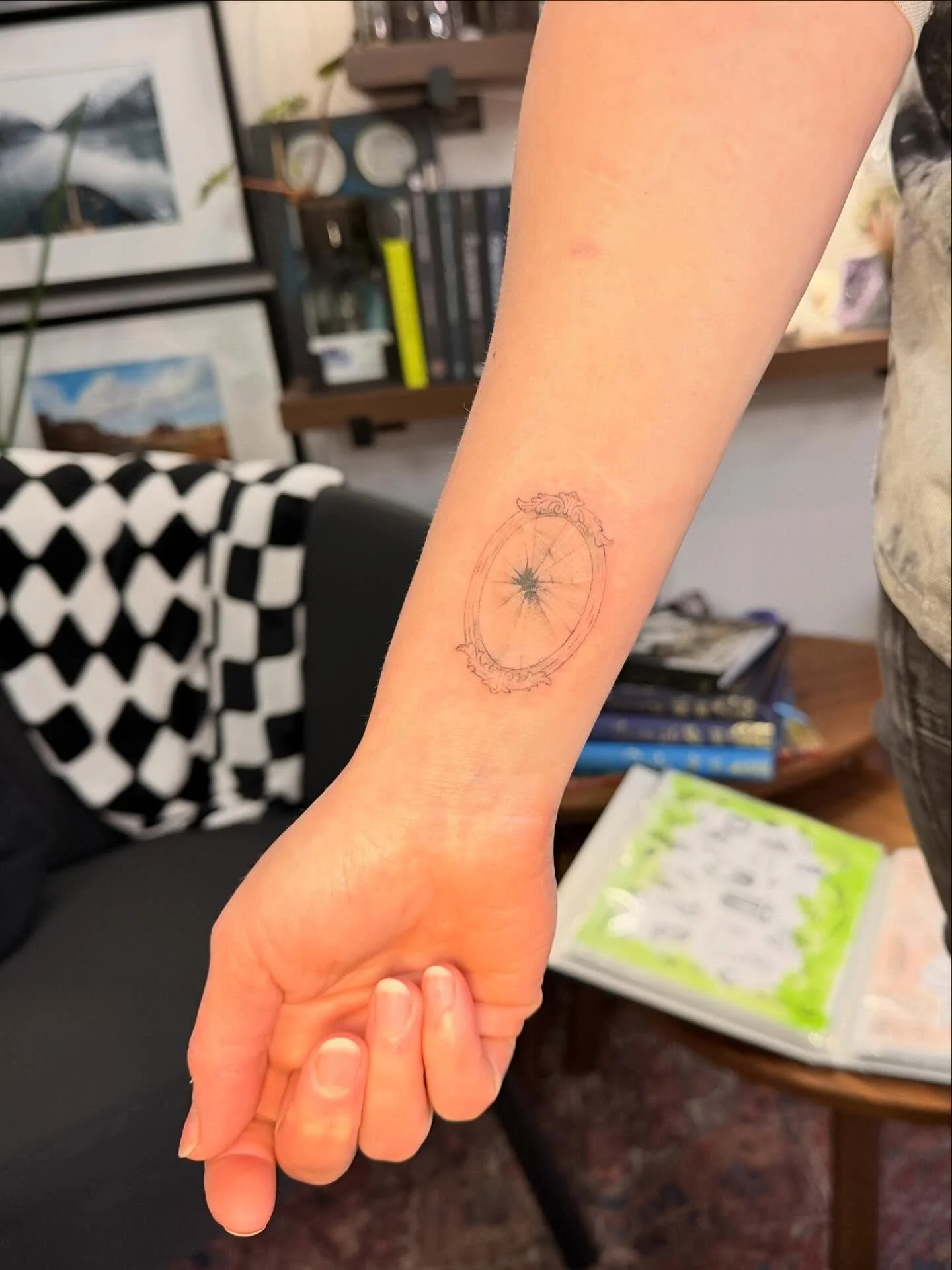 Mirror Mirror 🪞 ✨

#seattletattoo #finelinetattoo #seattleart #brokenmirror