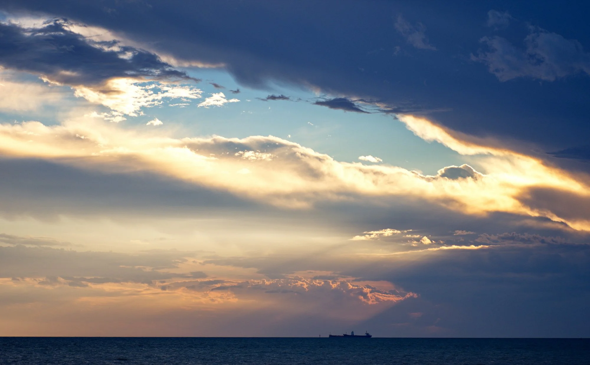  Fotograf/-in:  Alfred Nevsimal  
 Titel:  Tanker am Horizont  
   Alfred Nevsimal   