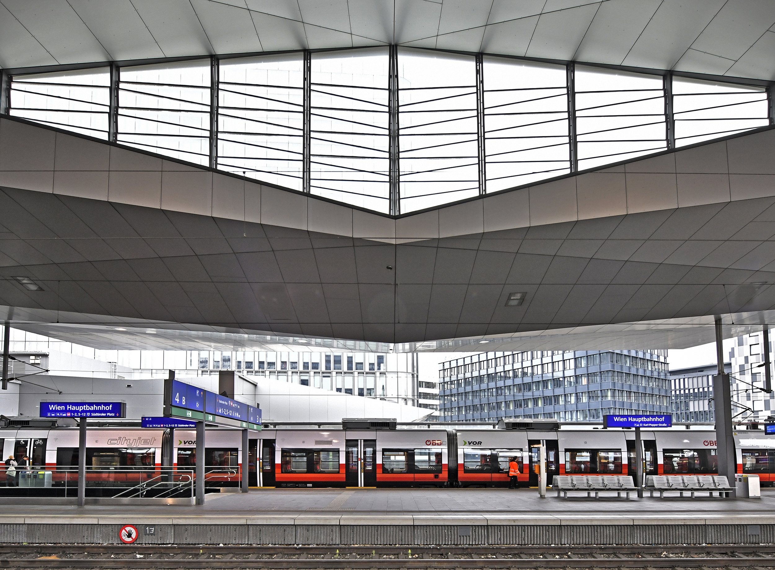 WU und Hauptbahnhof Manfred Baumgartner 21.jpg