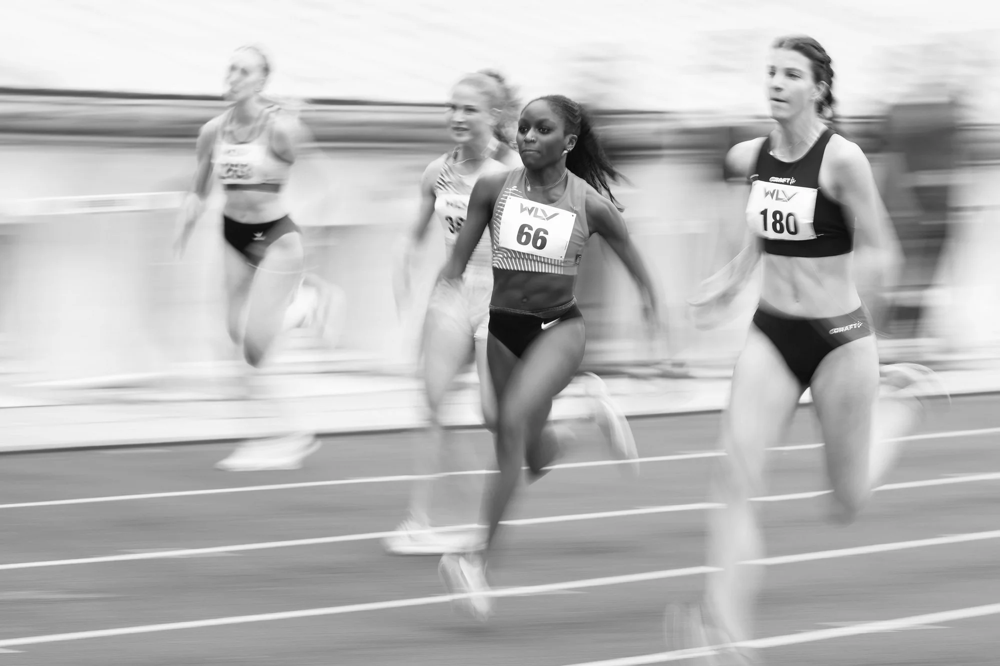  Fotograf/-in:  Alfred Nevsimal  
 Titel:  Sprint  
   Alfred Nevsimal   