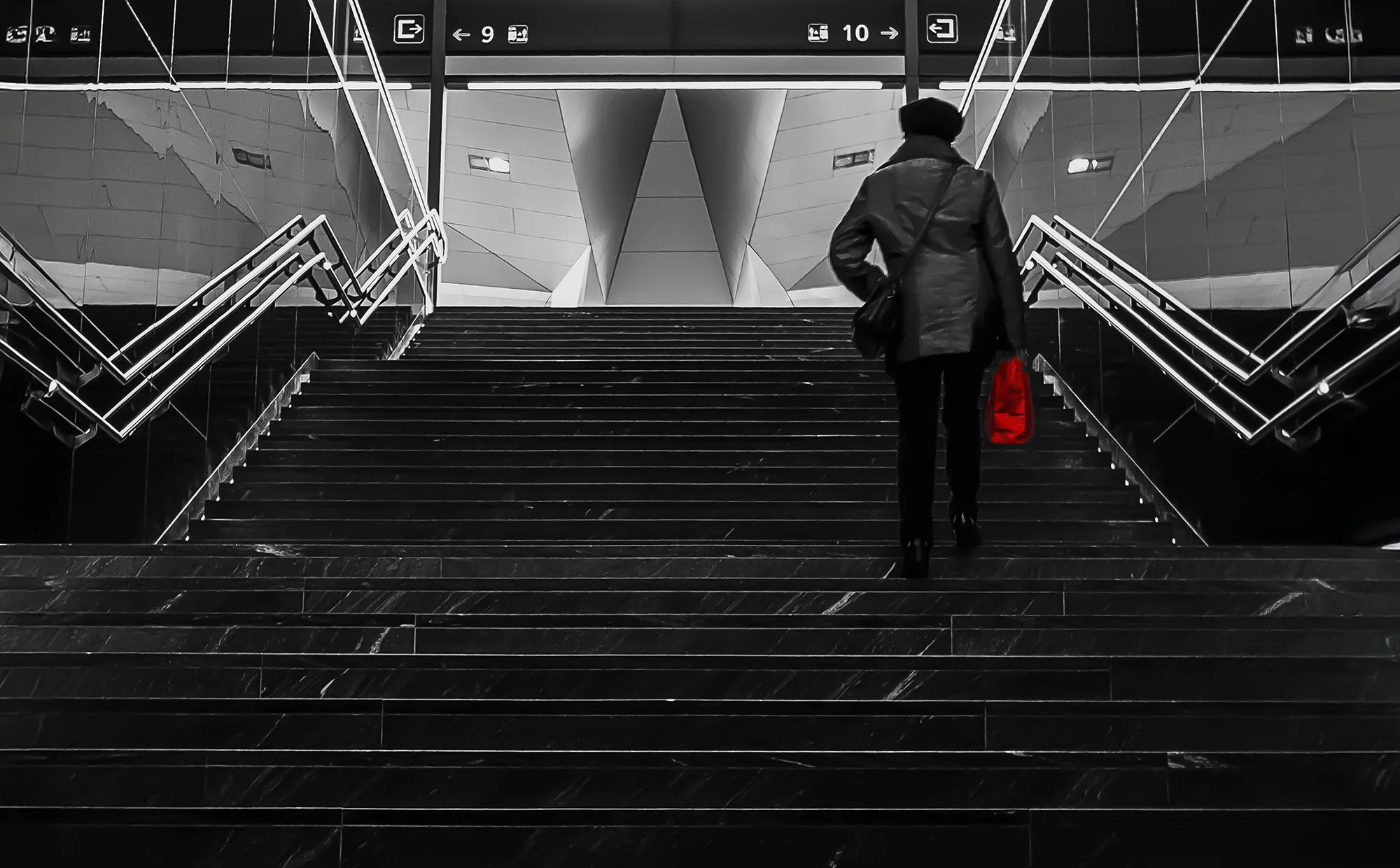 AT2100007_4_Karl Stoitzner_Am Hauptbahnhof_Web.jpg