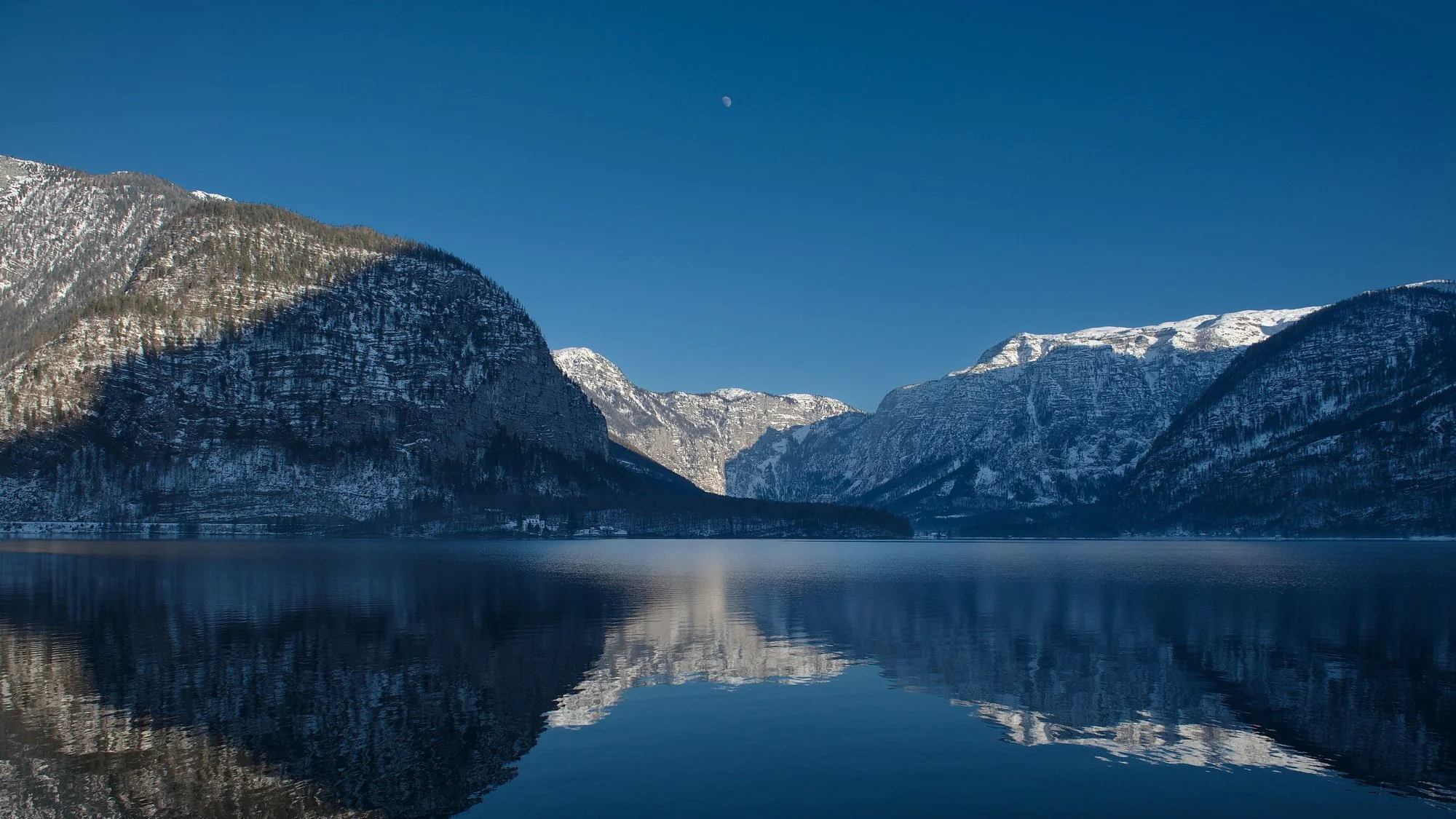  Fotograf/-in:  Alfred Nevsimal  
 Titel:  Mountain-Mirror-Moon  
   Alfred Nevsimal   
