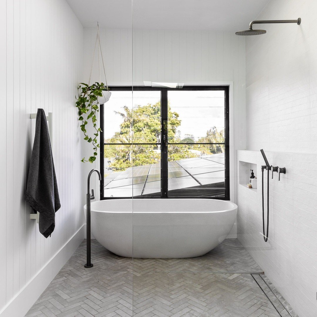 With all this rain, it&rsquo;s officially the perfect bath weather 🛀🏽🌧⁣
&bull;⁣
Swipe left to see this beautiful bathroom from our Harbour Project that @sunday.homes worked their magic on.⁣
&bull;⁣
&bull;⁣
#rainyweather #northernbeaches #sydney #b