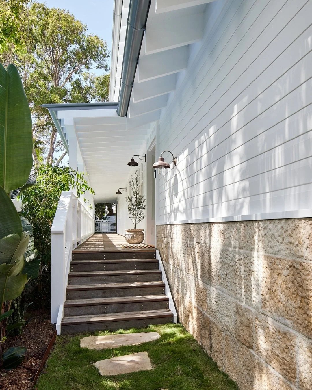 There&rsquo;s a reason our Burrawong project continues to turn heads.
&bull;
Want to see what the inside looks like? Head to our website 🤎
&bull;
#actionplans #northernbeaches #avalon #drafting #buildingdesign #draftinganddesign #coastal #renovate #