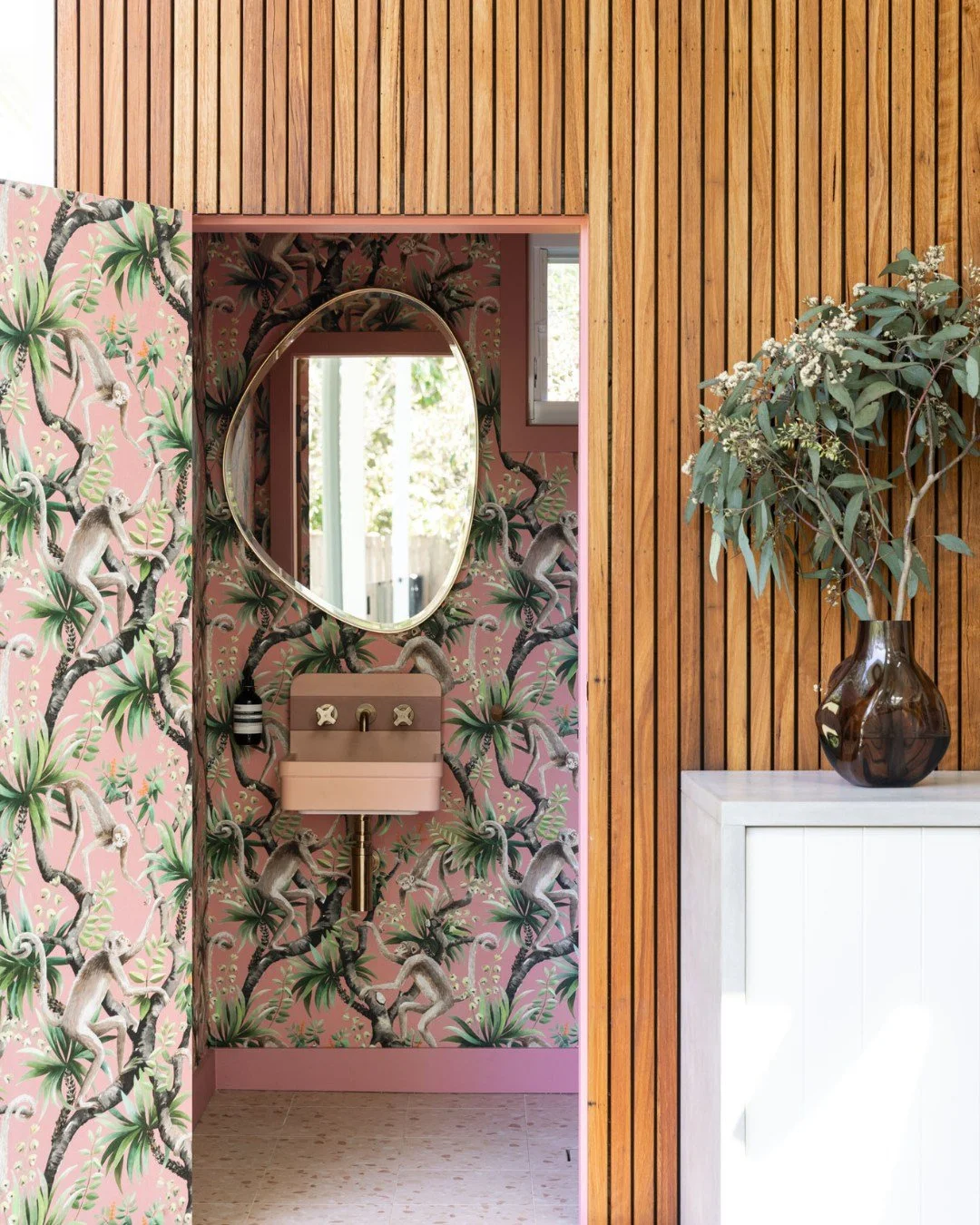 Last day of summer calls for something a little bold 🌈☀⁣
&bull;⁣
This colourful poolside powder room is giving holiday-at-home vibes &mdash; sunshine, personality, and a splash of fun.⁣
&bull;⁣
#northernbeaches  #actionplans #renovating #buildingdes