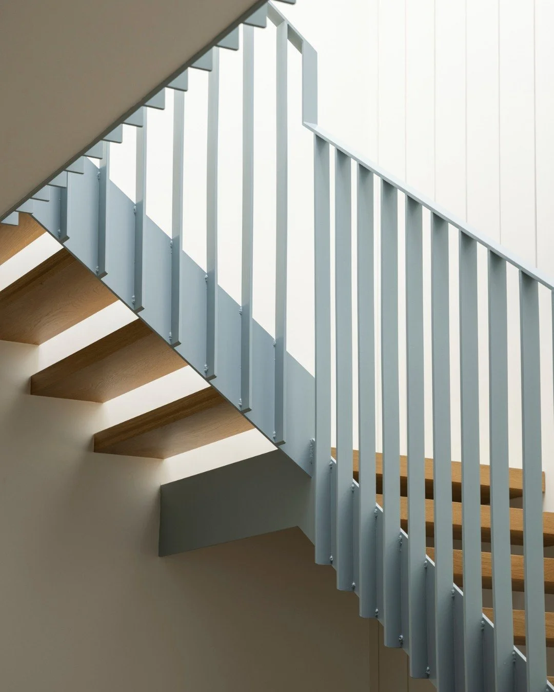 When the staircase steals the spotlight 👌⁣
&bull;⁣
#northernbeaches #actionplans #renovating #buildingdesign #homeliving #dreamhomes  #decorinspo