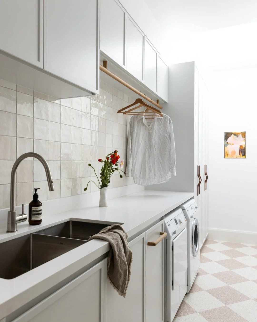 The traditional laundry hidden at the back of the house isn't always the best solution. Think about its relationship to bedrooms, the kitchen, garage, clothesline and everyday family circulation. North facing⁣
&bull;⁣
#northernbeaches #actionplans #r
