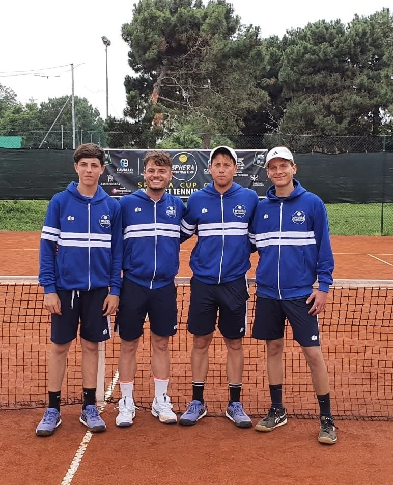 Quattro ragazzi in abbigliamento sportivo posano sulla rete di un campo da tennis in un tennis club.
