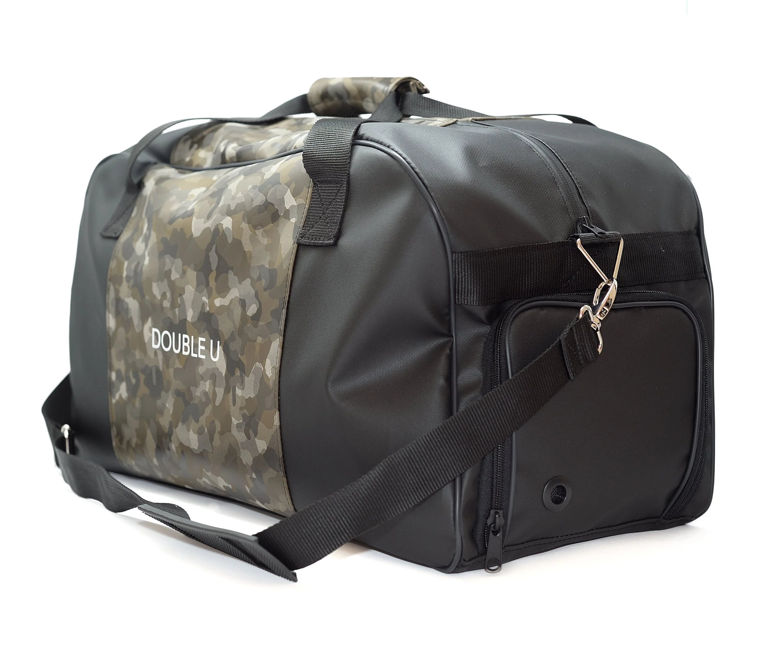Valigia da viaggio nera con dettagli camo e tasche frontali, marchiata con 'DOUBLE U'.