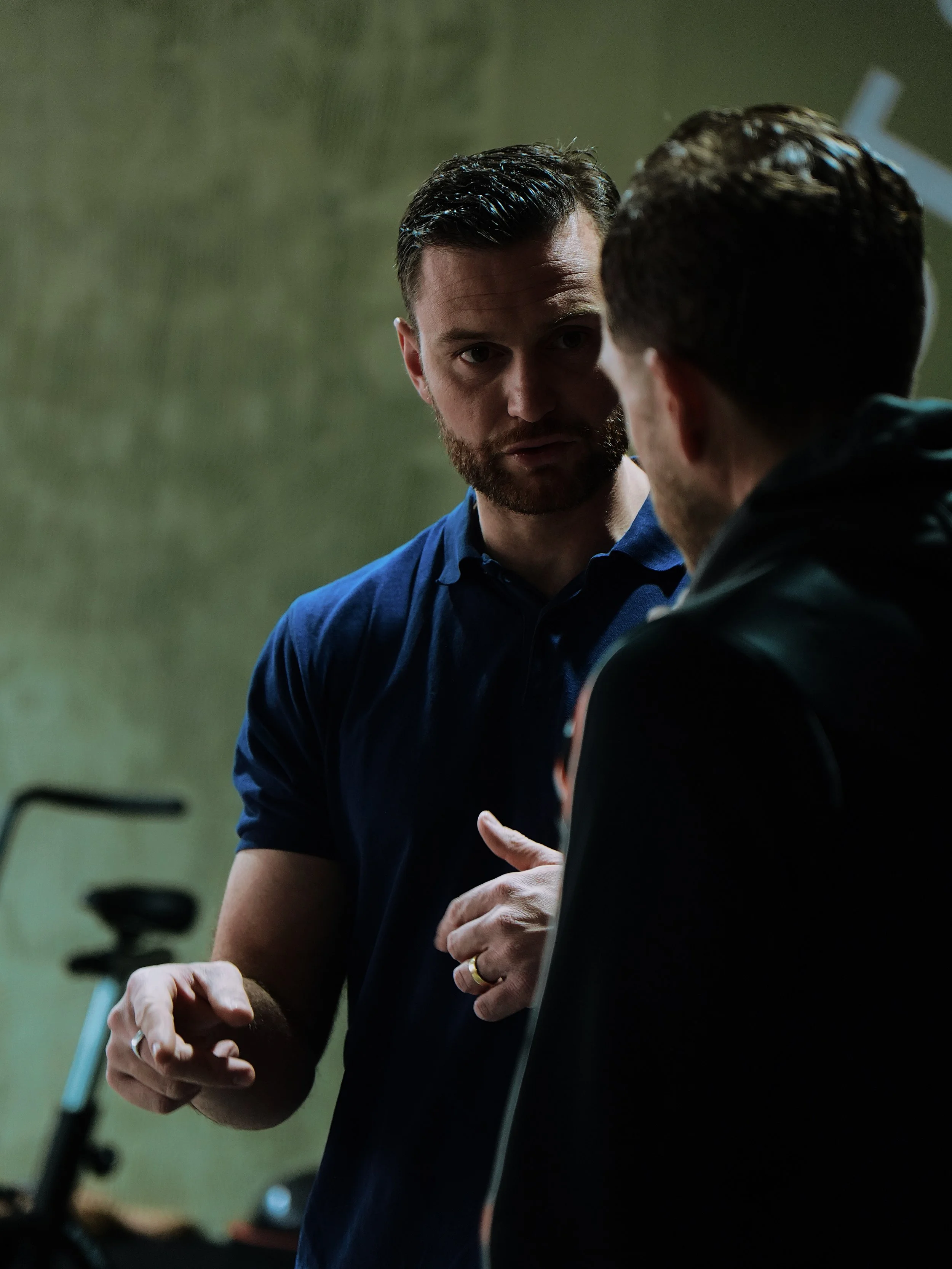 Coaching personnalisé entre un coach sportif et un client chez BOOST Sport Center à Nîmes.