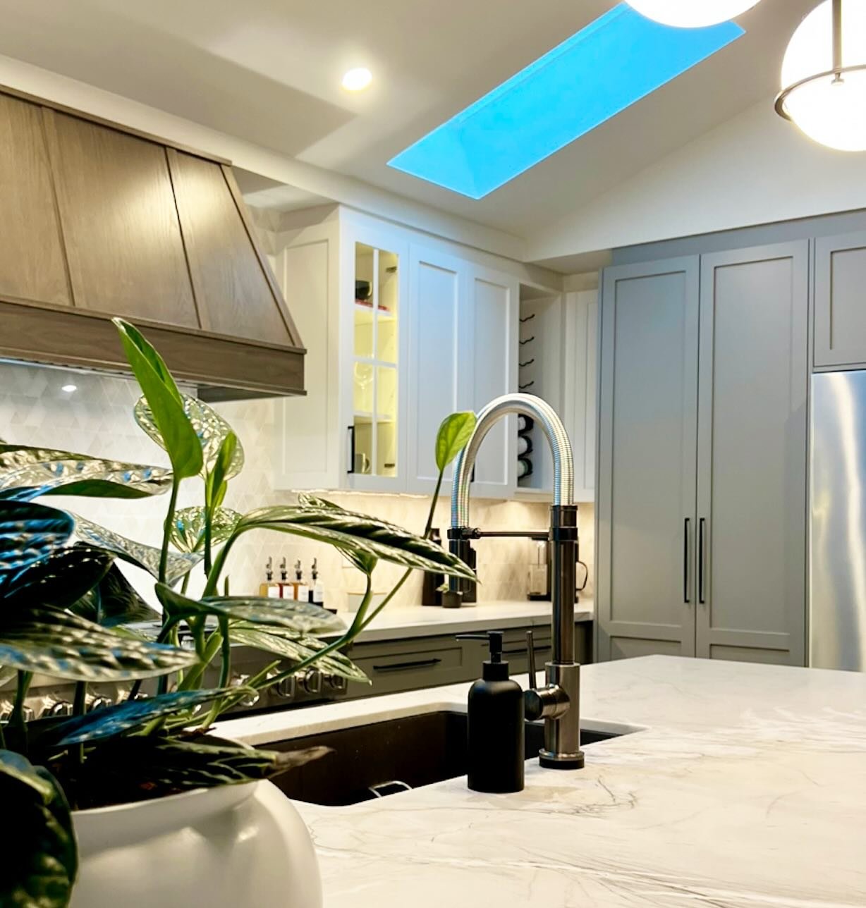 Throwback Thursday to this beauty we completed 2 years ago both as construction manager and interior designer. Entertainers delight. 

#interiordesign 
#designyyz 
#projectstouffville 
#lovewhatyoudo 
#kitchendesign 
#kitchensofinstagram