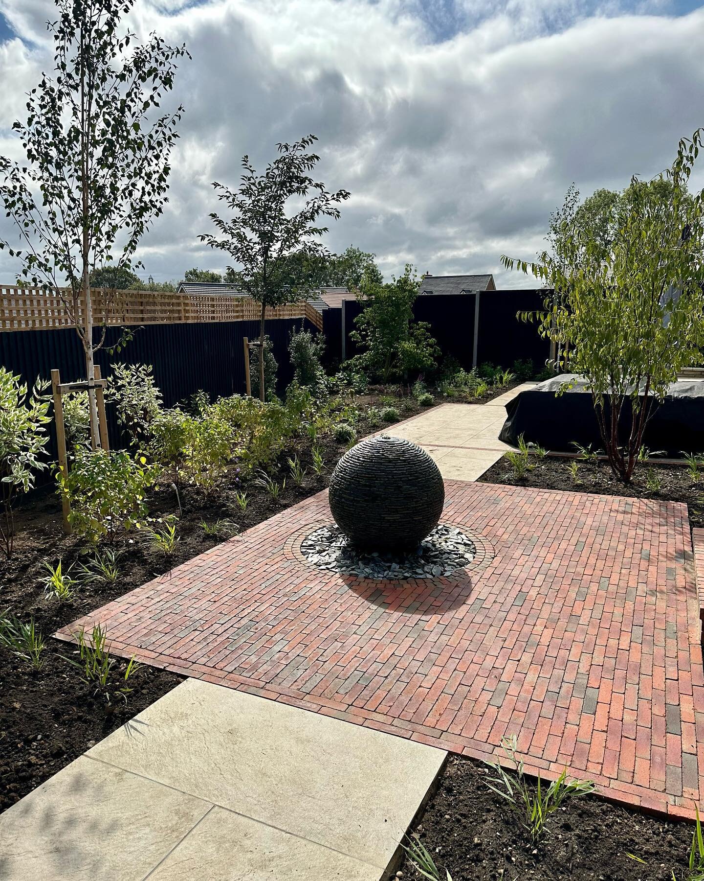 Newly planted garden in #farnham Designed with @victoriabaileygardens built by @mettagarden Materials and plants from
@_londonstone @griffinnurseries @northhillnurseries @jeremy.hastings