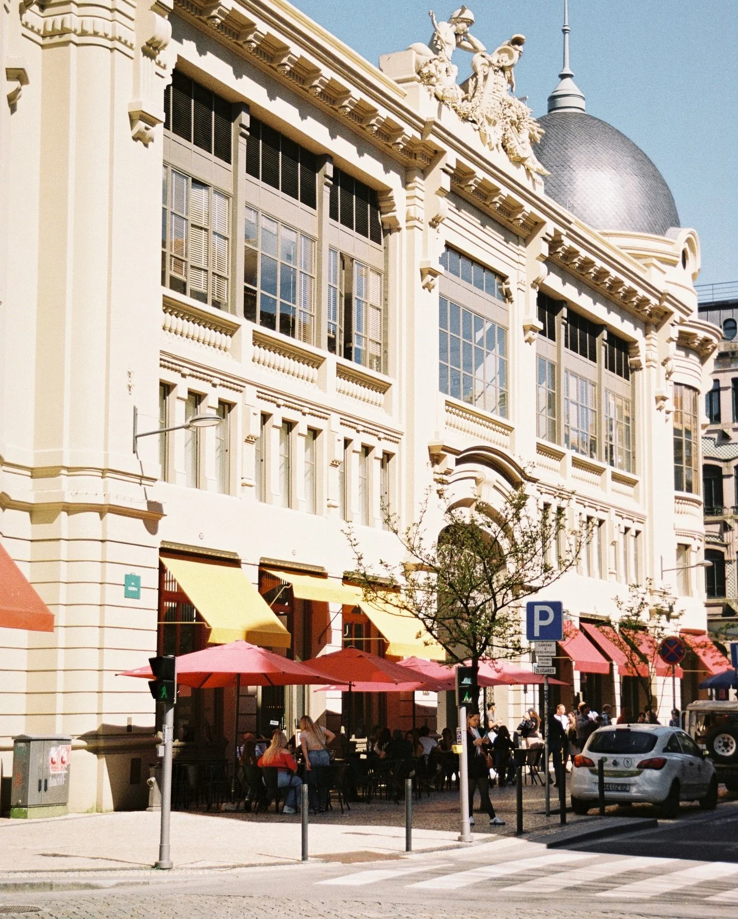 Scenes from Porto on film 
Kodak Gold 200
#porto #onfilm #kodak 
&bull;
&bull;
&bull;
&bull;
#35mm #porto #kodak #gold #kodakgold200 #shootitwithfilm #photo #portugal #filmallover #loadfilm #herexposure #analogcommunity #analogue #analoguevibes #anal
