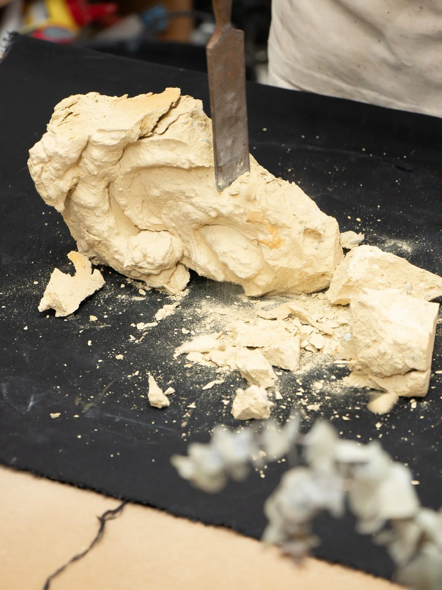 Registos do processo de filtrar o barro recolhido em Alvar&atilde;es. Quando reduzimos o barro a p&oacute;, &eacute; muito importante usar m&aacute;scara de prote&ccedil;&atilde;o para proteger os pulm&otilde;es das agulhas microsc&oacute;picas da s&