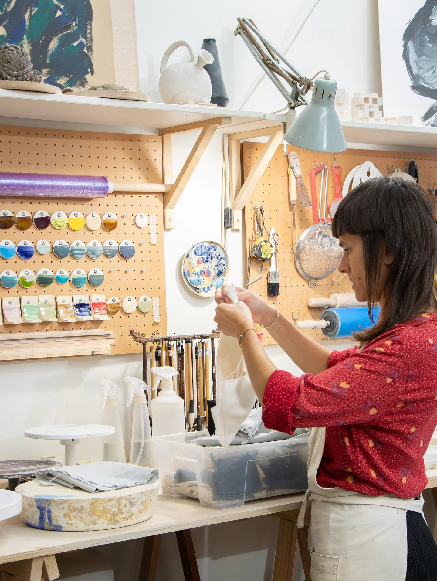 Um grupo de ceramistas contempor&acirc;neos foi recolher barro a um lugar incr&iacute;vel chamado Lagoas das Barreiras, em Alvar&atilde;es. Muitos oleiros da regi&atilde;o compram barro de empresas extratoras desse lugar. Antigamente, haviam barreiro