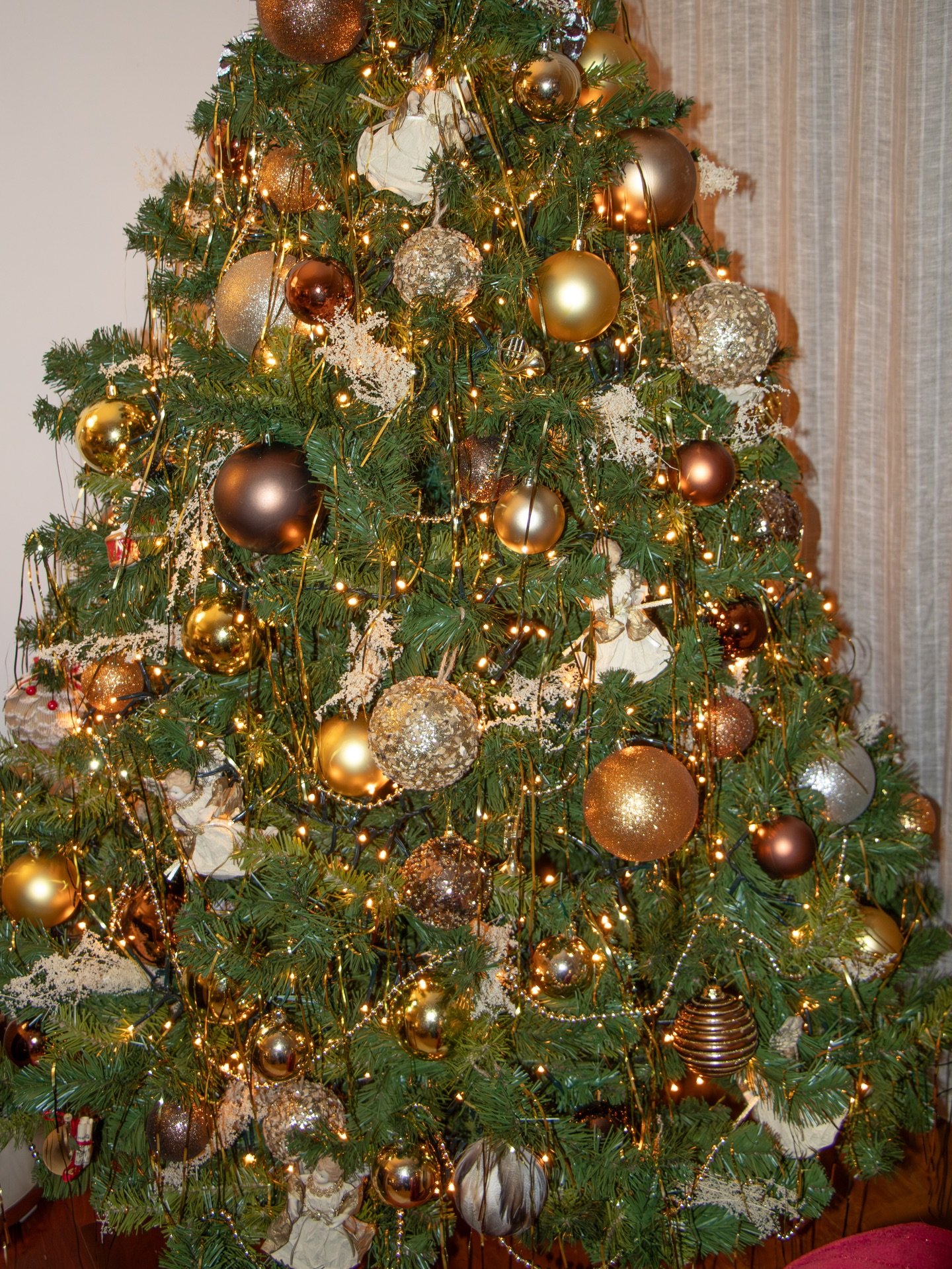 Cozy nights prepping for Christmas and gift wrapping the last presents ✨
#christmas #christmasgifts #home