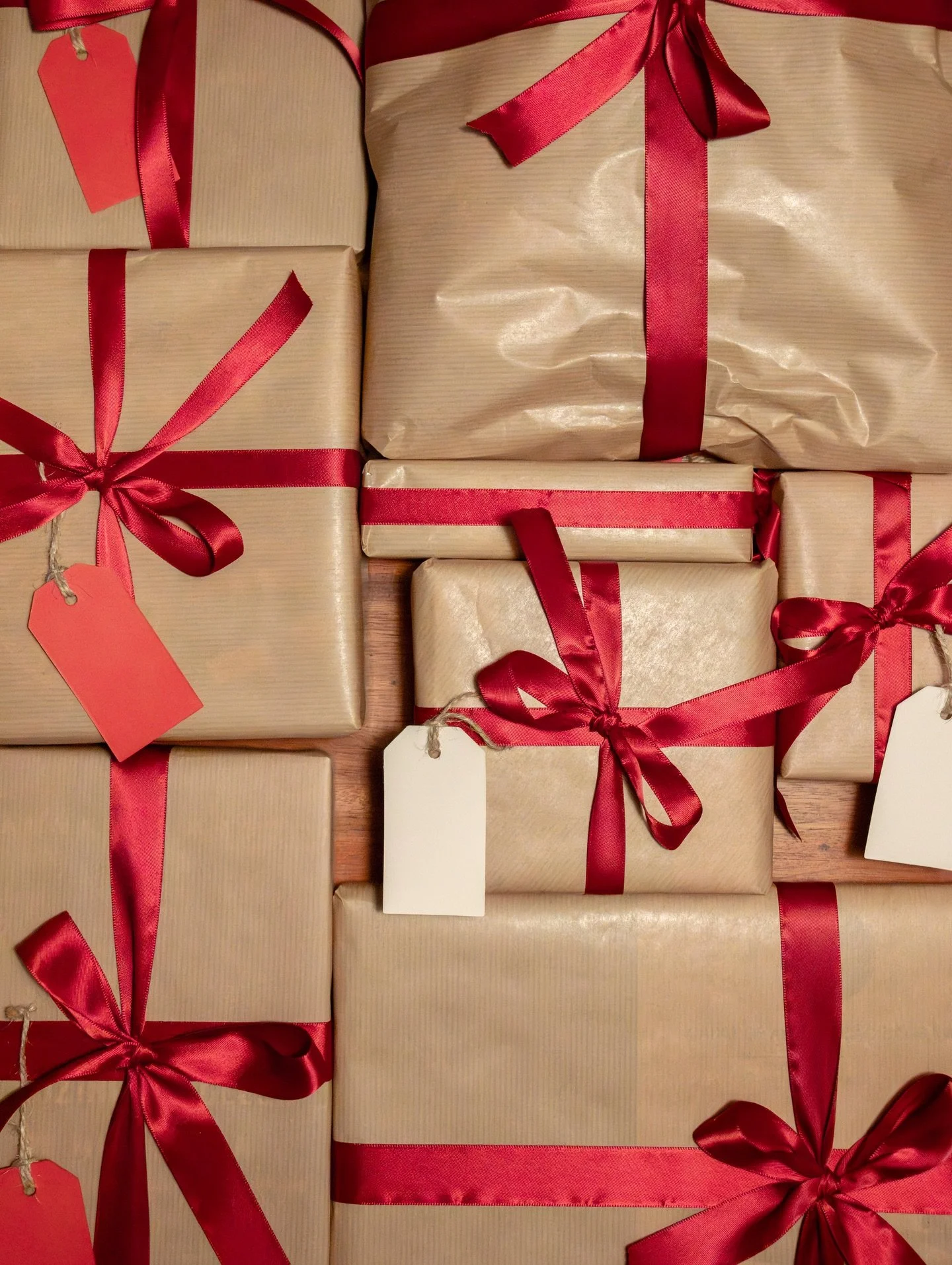 Gift wrapping the last gifts ✨
#christmas #giftwrapping #christmasgifts