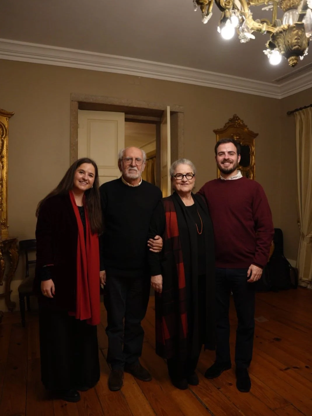 Merry Christmas everyone! ✨

1 - my family at last year christmas dinner 
2 - my family for our Christmas dinner at @casadoribeirinhoeventos on the 23th of December
3 - the beautiful decoration of the dinner tables
4 - the dinner - turkey
5 - a walk 
