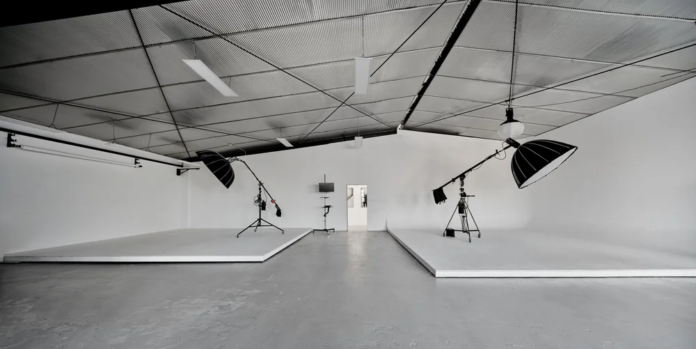 Studio 01 white cyclorama with a seamless curved backdrop and open shooting floor.