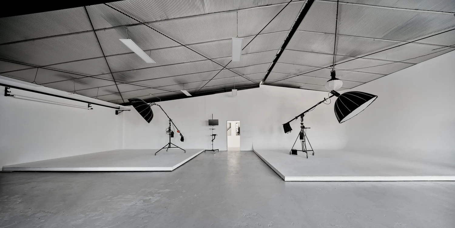 Valeon cyclorama with a white curved backdrop, lighting setup and tethering monitor.