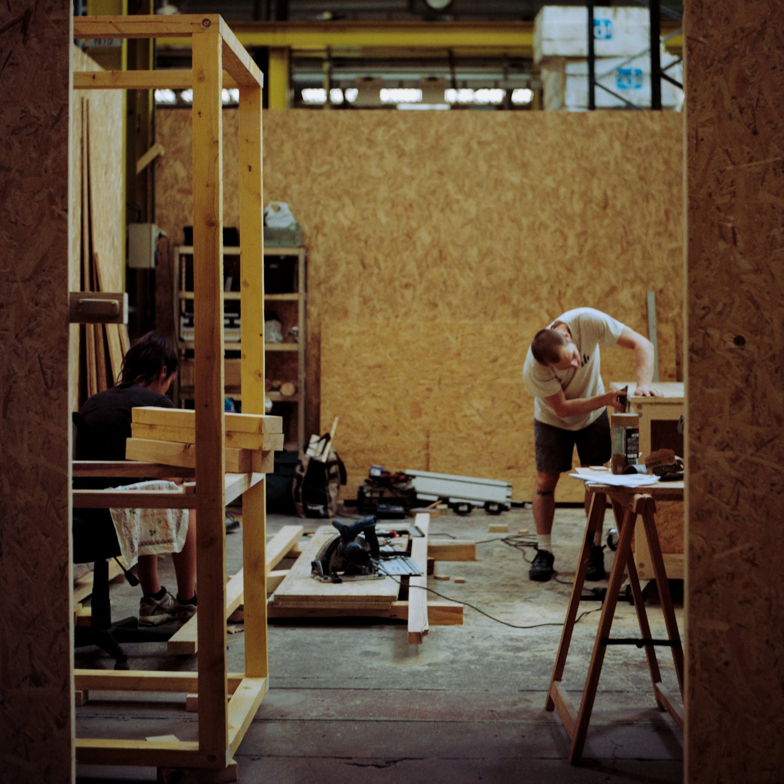 Un moment de construction de mon atelier, plein d’entrain, pendant l’été chaud, avant de découvrir le froid polaire de l’hiver dans les halles