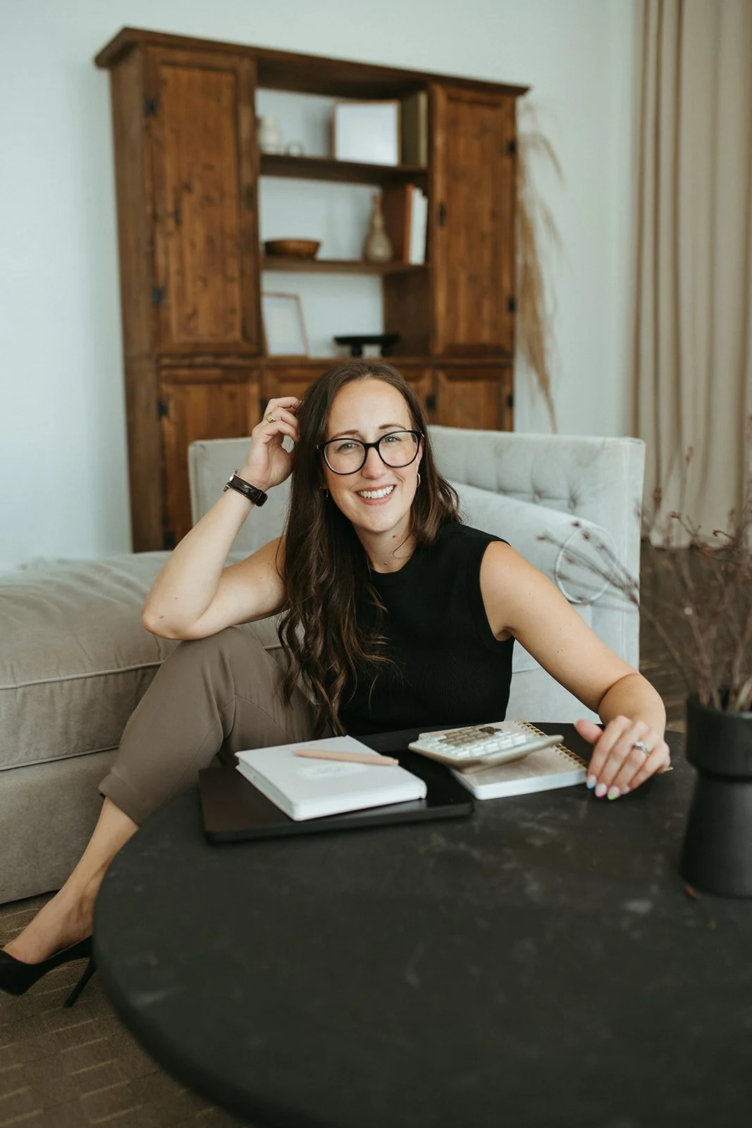 exhale psychology - therapy services - aline holding her phone