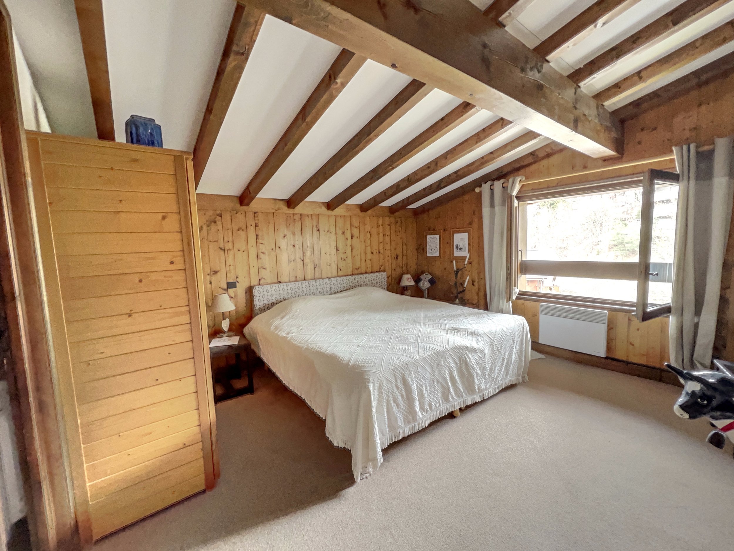 Deuxième chambre avec balcon et placards, appartement T3 à Megève Rochebrune