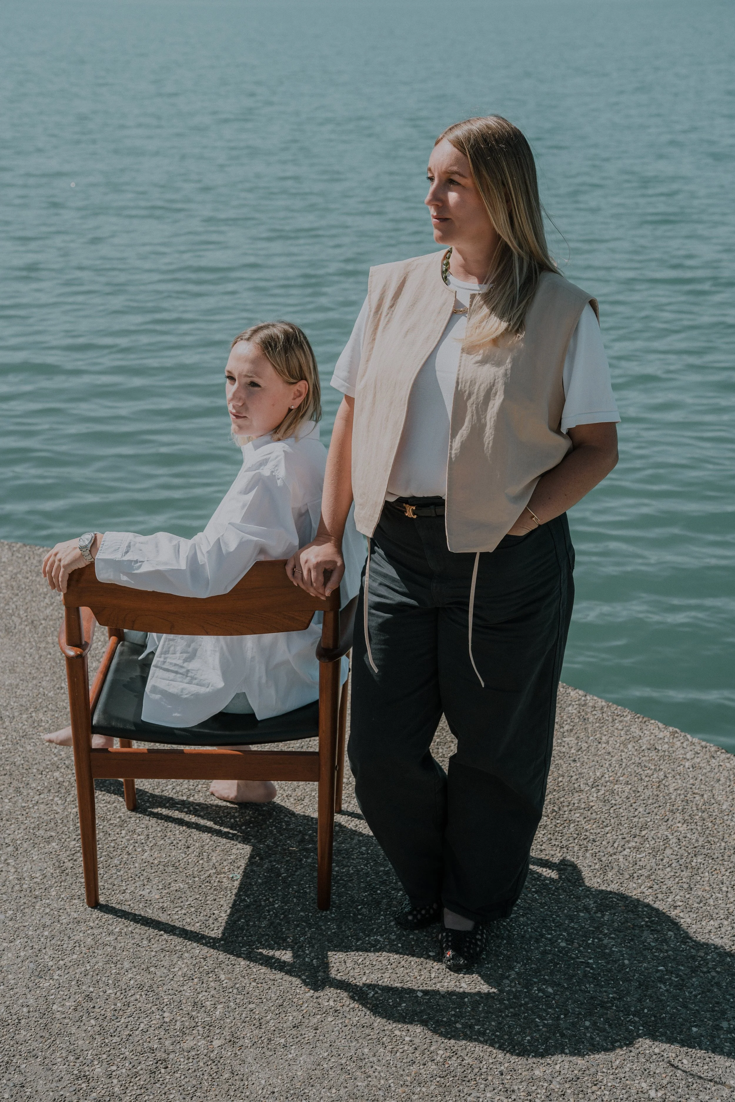 Marina Espiller et Joséphine, l'univers de La Pièce, agence immobilière indépendante à Annecy.