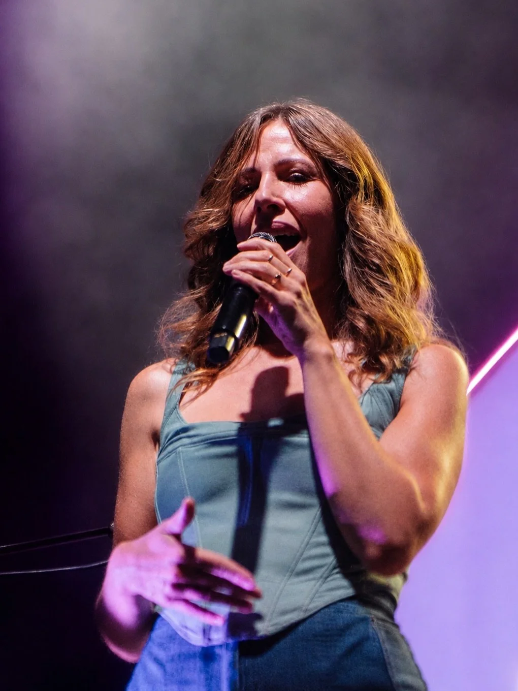 I have had the Growing Pains Deluxe Album on repeat and all I want to do is see @trousdalemusic and @lakestreetdive perform again