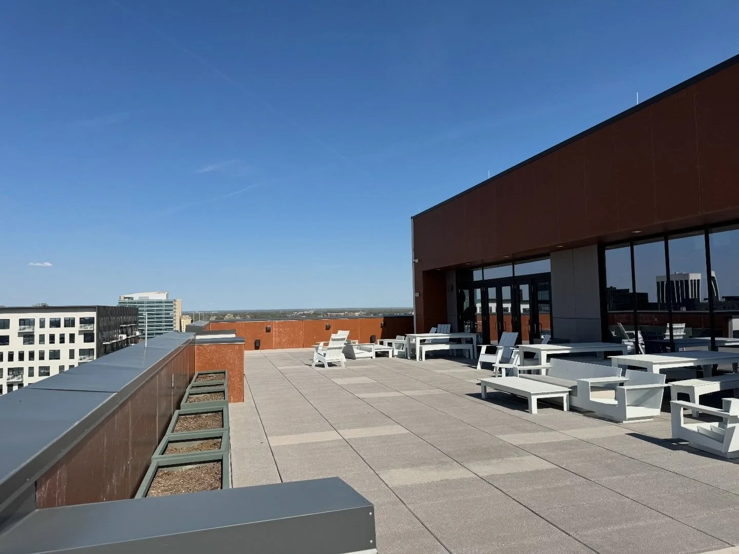 Who else is ready for rooftop patio season?? ☀️
#614 #columbusapartmentliving #250high