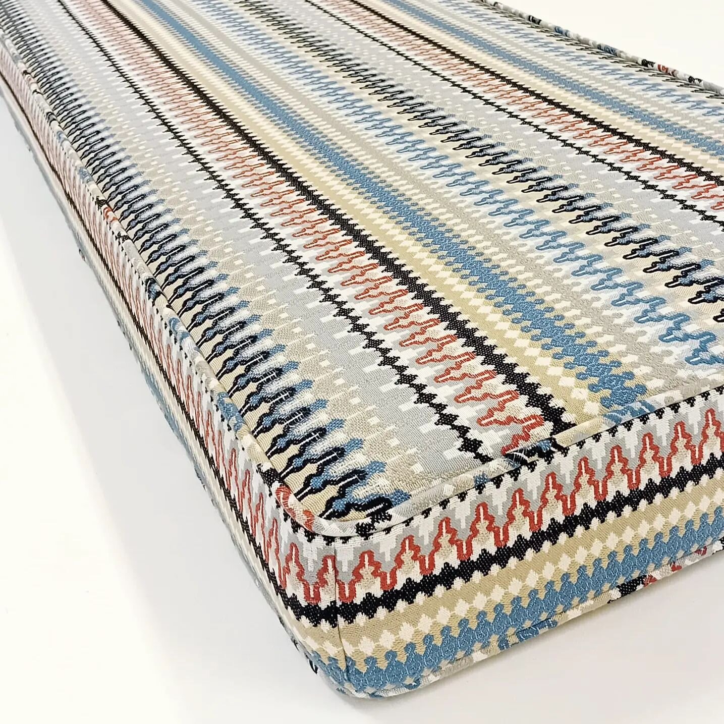 ✨️Bespoke box seat cushion ✨️
This Boho style geometric striped fabric from @iansandersontextiles works perfectly on this long box seat cushion. On its way to its forever home in a country house boot room surrounded by dark navy joinery. 
Complete wi