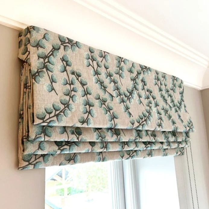 Pretty bedroom blackout roman blinds in this sweet @johnlewis fabric. Gentle Waterfall stack with headrail returns to conceal the chain mechanism. 
Fitted up against the underside of the cornicing to ensure maximum light when blind is stacked up. Als