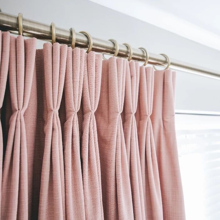 ✨️ Triple Pinch Pleat ✨️ Pro's and Con's...

Main Pro's: 
- Gives a luxurious full look due to requiring the most amount of fabric and lining out of all the curtain headings. 
- A classic and traditional look for period properties 

Main Con's: 
- Us