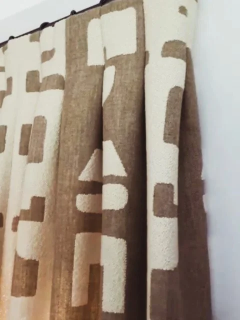 Today's installation using this incredible thick weave from @andrewmartin_int (Peru range).
Utilising clients existing pole and displaying an inverted box pleat heading. 
#buckhinghamshire #buckinghamcurtains #Bedfordshire #Bedfordshirecurtains #andr