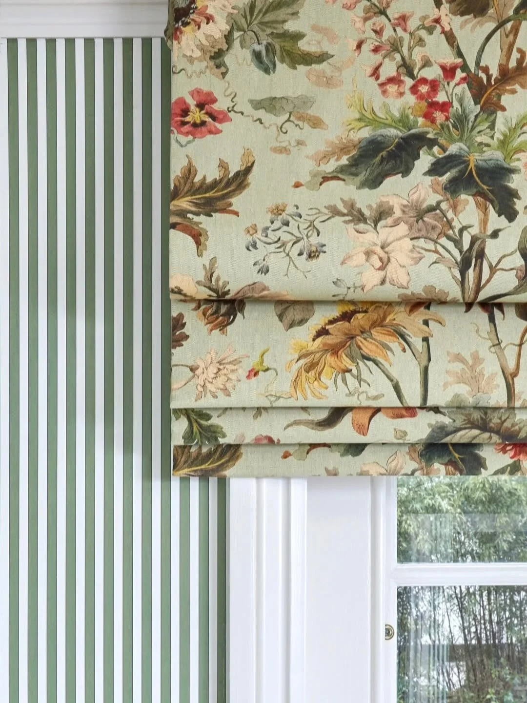 This combo has got me smitten 👀 
One of our roman blinds in this St John's Wood project, paired with the sweetest striped wallpaper. Together...pure genius by @frankandfaber 
Fabric: @houseofhackney
Made &amp; installed: @klara.stanbridge 

#houseof